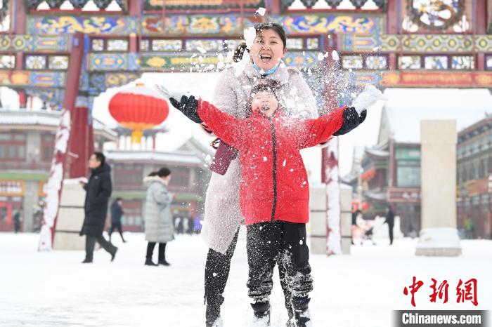 2月13日，家長與小朋友在呼和浩特市大召廣場享雪趣。　劉文華 攝