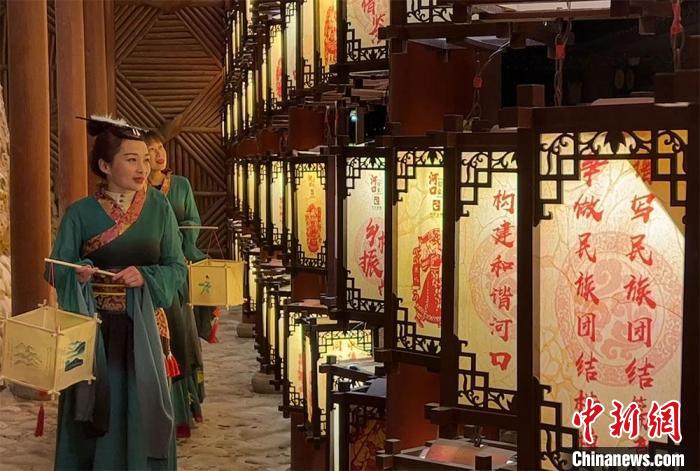 圖為游客身著古裝逛燈會?！堈裣?攝