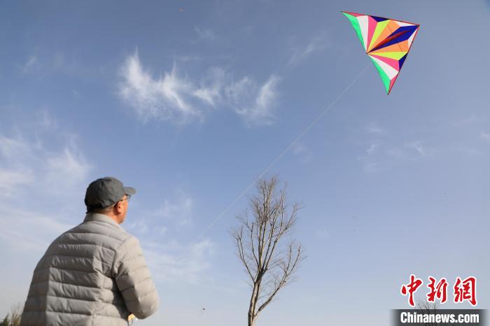 市民在放風(fēng)箏?！∴囆?qiáng) 攝