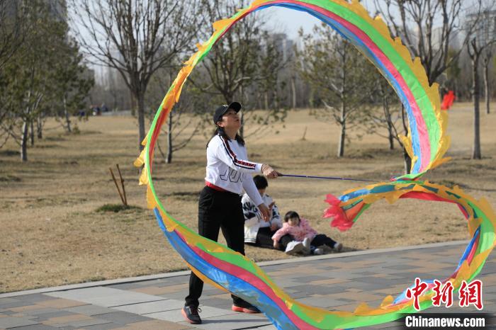 市民在公園里上演彩綢舞?！∴囆?qiáng) 攝