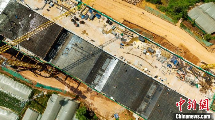 俯瞰正在建設的天府站多線橋鋼筋鋪架現(xiàn)場?！⒅铱?攝