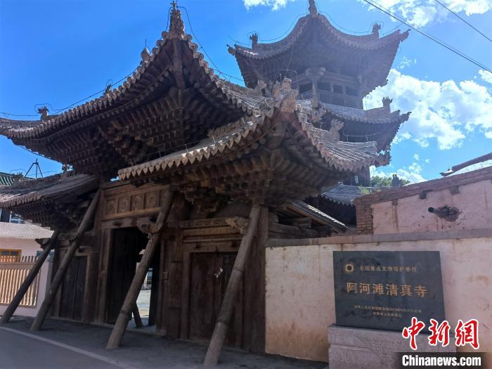 圖為集漢、藏、伊斯蘭風(fēng)格于一體的700年歷史的全國重點(diǎn)保護(hù)文物——阿河灘清真寺?！埡ｖ?攝