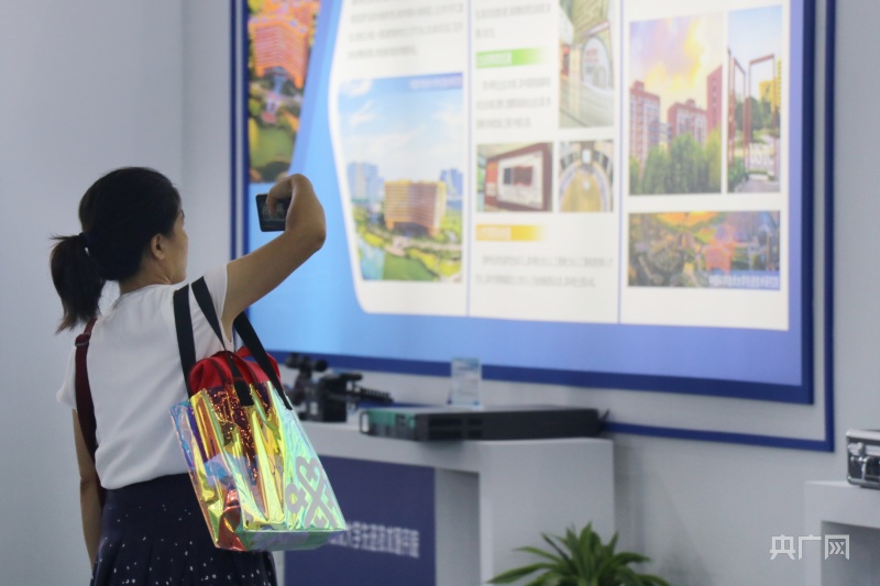 市民認(rèn)真觀展，拍攝展板上的說明內(nèi)容(央廣網(wǎng)記者 趙家慧 攝)