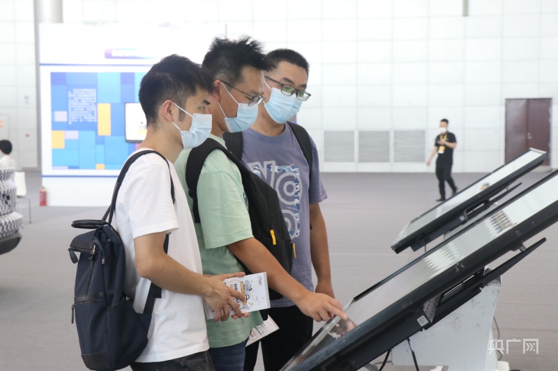 市民結(jié)伴而行，一起認(rèn)真了解網(wǎng)絡(luò)安全科普知識(央廣網(wǎng)記者 趙家慧 攝)