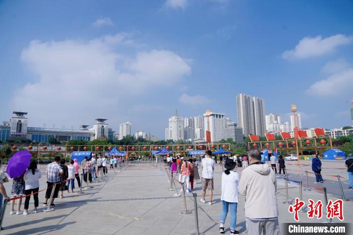 資料圖為居民有序排隊(duì)進(jìn)行核酸檢測(cè)?！●R銘言 攝