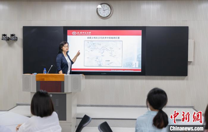 天津師范大學(xué)跨文化與世界文學(xué)研究院院長、教授郝嵐正在為同學(xué)們上課。　王在御 攝