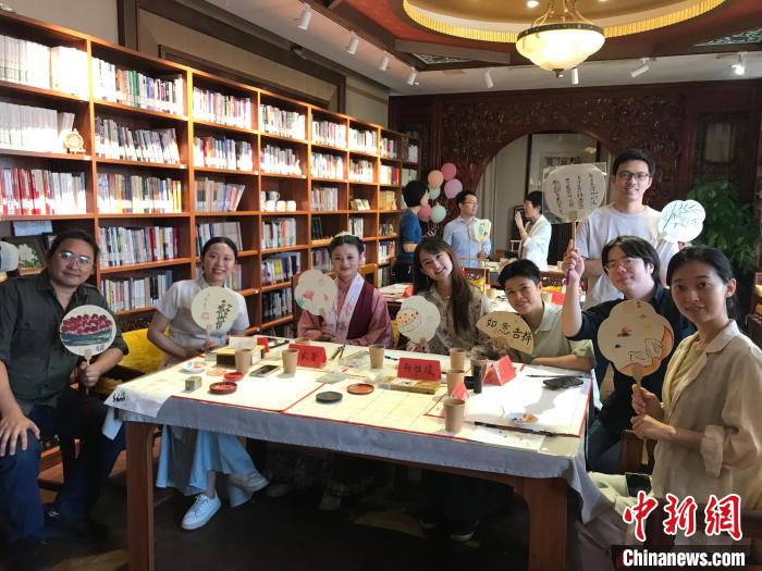 9月14日，“月動臨秋扇”中華傳統(tǒng)文化沉浸式體驗活動在北京紀(jì)曉嵐故居舉辦。陳建新 攝 陳建新 攝