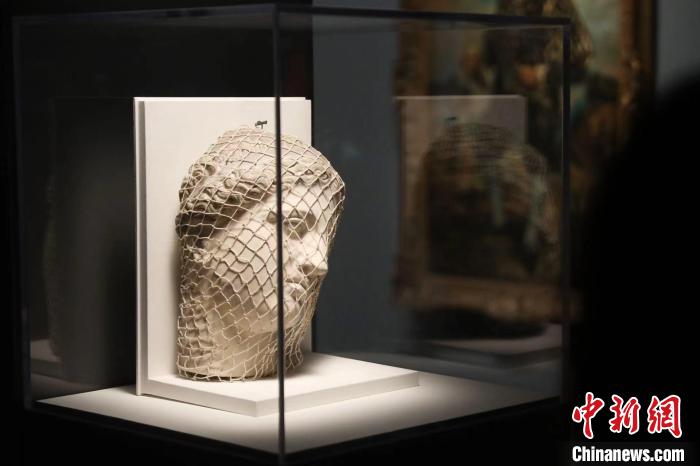 曼雷的裝置作品《維納斯》?！埡鄠?攝