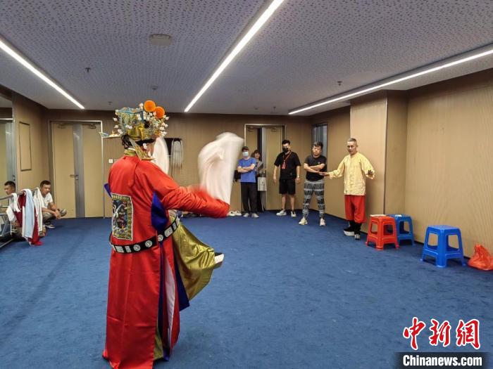 “天下第一團”正在進行練習(xí)。　昆山市文體廣電和旅游局供圖