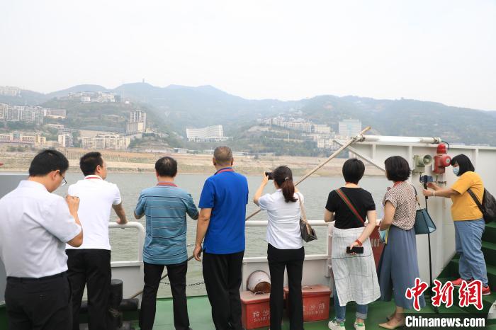 重慶市政協(xié)“同心聚力巴渝行”主題采訪團(tuán)15日走進(jìn)奉節(jié)，了解當(dāng)?shù)卣f(xié)委員護(hù)江成效?！×簹J卿 攝