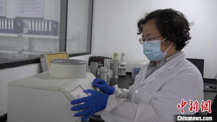 檢驗(yàn)員對樣品進(jìn)行檢測?！⊥趸萘?攝
