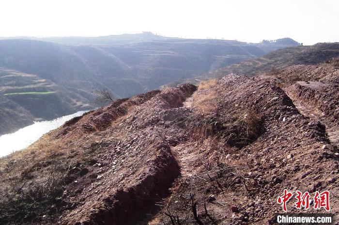 圖為荒坡原貌?！●T華 攝