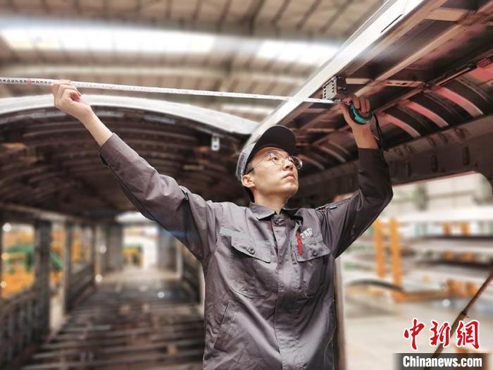 王漢卿在安裝車(chē)頂二次骨架吊?！∈茉L者供圖