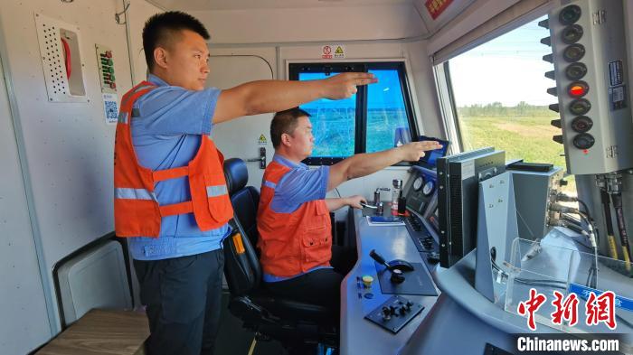 為確保首趟班列安全正點(diǎn)開行，東營鐵路運(yùn)輸分處認(rèn)真做好班列開行的各項(xiàng)準(zhǔn)備工作?！≈需F三局運(yùn)輸工程分公司供圖