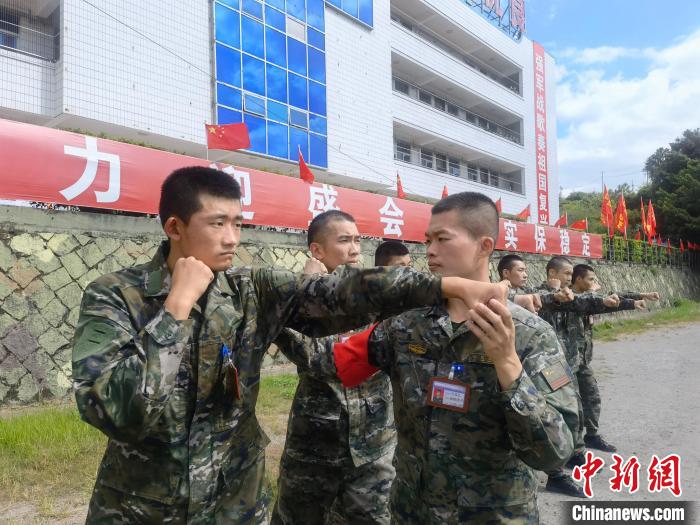 新兵尤云龍(左)不斷向一名合格軍人蛻變?！￡愴?攝