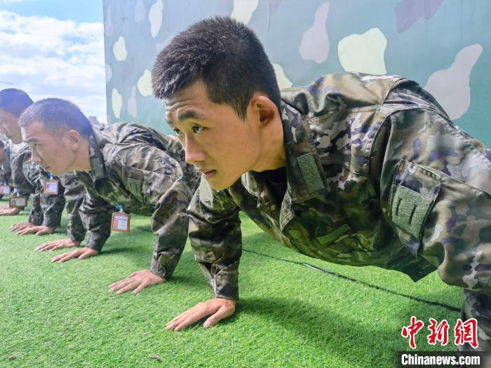 尤云龍正在和戰(zhàn)友進(jìn)行體能訓(xùn)練?！×志杆?攝