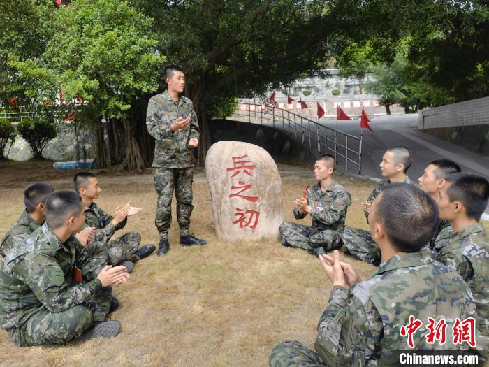 尤云龍為戰(zhàn)友講述父輩保家衛(wèi)國(guó)的故事?！＄姛樋?攝