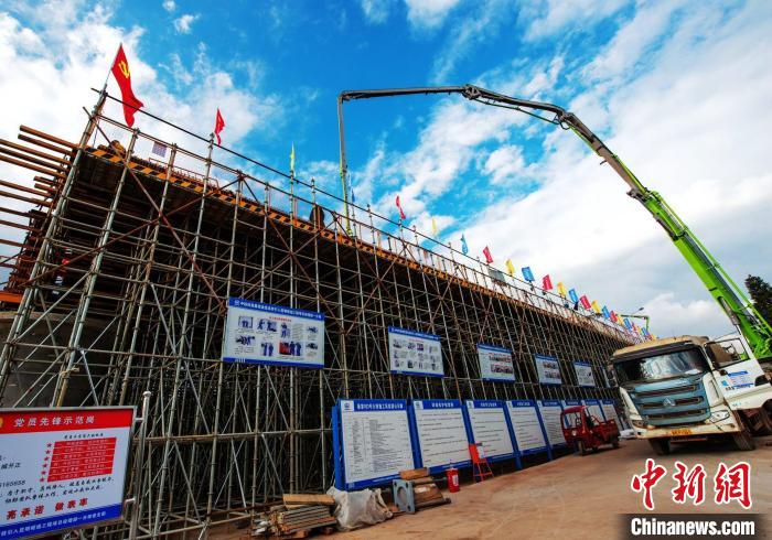 圖為渝昆高鐵云南段境內(nèi)首座大橋連續(xù)梁混凝土澆筑施工現(xiàn)場?！『螀矽i 攝