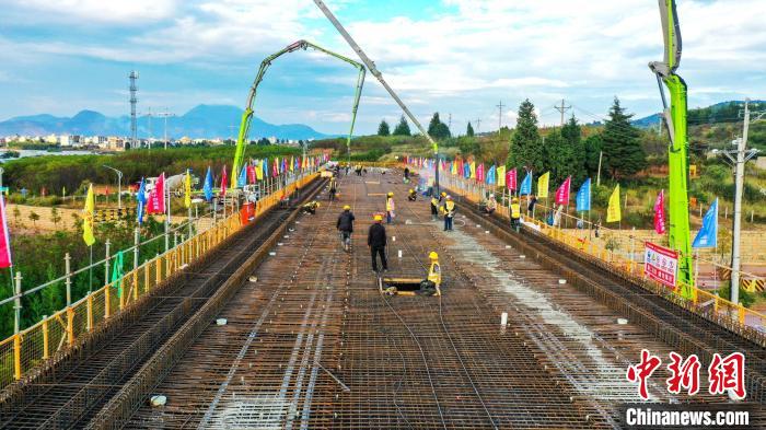 圖為渝昆高鐵云南段境內(nèi)首座大橋連續(xù)梁混凝土澆筑施工現(xiàn)場?！⑽馁F 攝