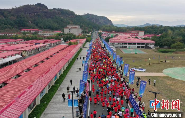 2022年龍虎山半程馬拉松鳴槍開跑。　劉志琨 攝