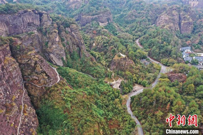 2022年龍虎山半程馬拉松鳴槍開跑。　劉志琨 攝