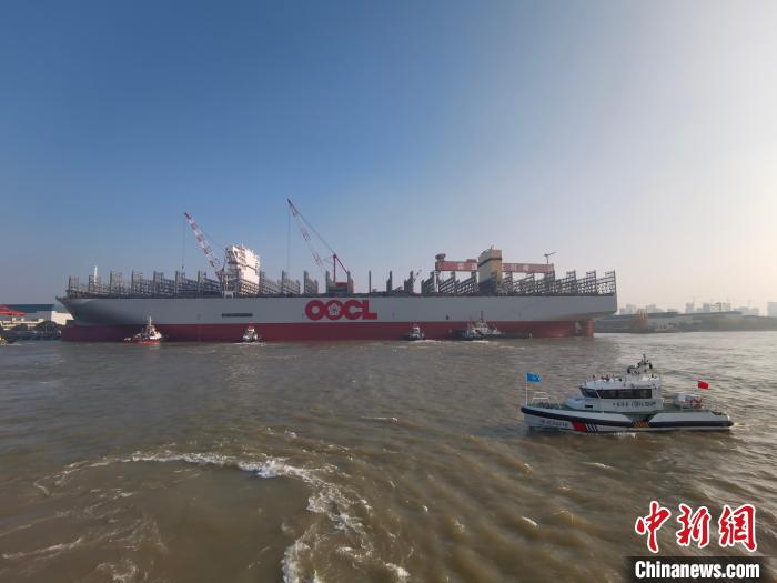 海巡艇在現(xiàn)場(chǎng)引導(dǎo)水上交通。　南通海事局供圖