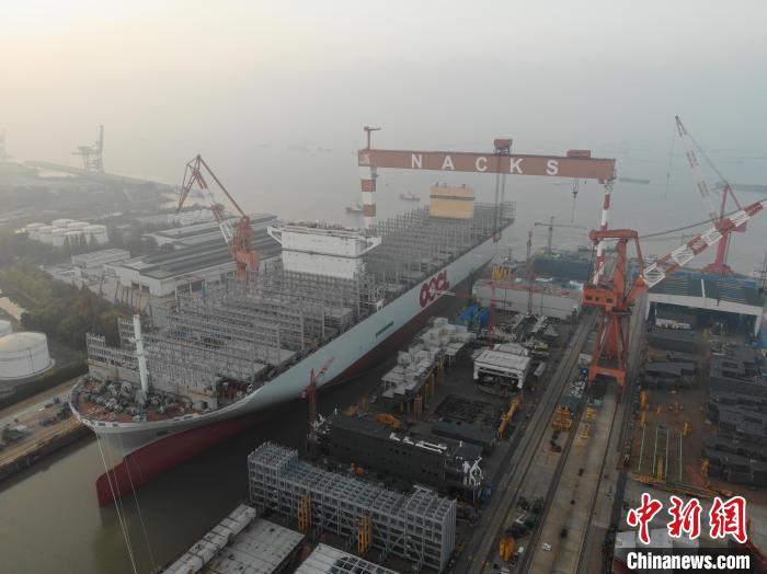 15日，全球綠色環(huán)保型集裝箱船“巨無(wú)霸”從江蘇出塢。　南通海事局供圖