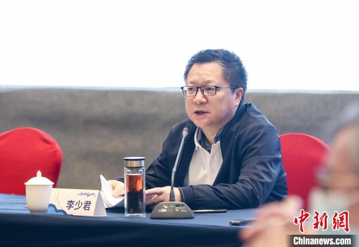 《詩刊》社主編李少君發(fā)言?！∠计挚h融媒體中心 供圖