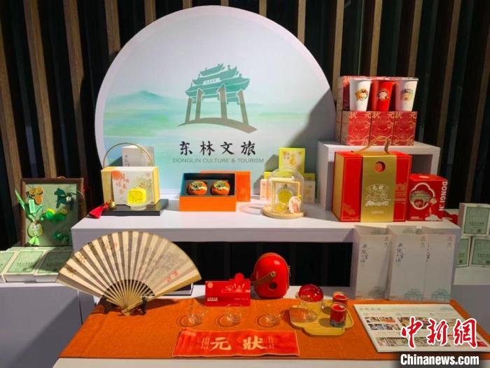 發(fā)展論壇現(xiàn)場展出的無錫城市文創(chuàng)作品?！O權(quán) 攝