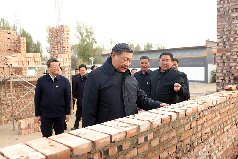 2023年11月10日，習(xí)近平總書記在河北保定涿州市刁窩鎮(zhèn)萬全莊村房屋重建施工現(xiàn)場考察。