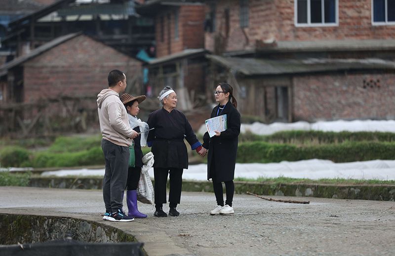 2022年3月24日，在廣西柳州市三江侗族自治縣良口鄉(xiāng)南寨村，紀(jì)檢監(jiān)察干部(右一、左一)在了解惠農(nóng)政策落實情況。