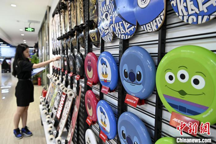 葉偉倫的體育用品公司推出了一系列IP授權(quán)款?！￡愺K旻　攝