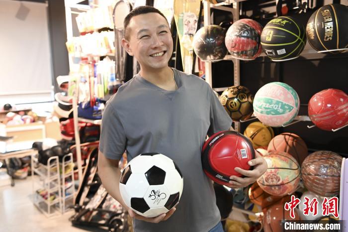 葉偉倫講述葉家在內(nèi)地的發(fā)展史，其中足球是他們家引以為傲的一個(gè)產(chǎn)品?！￡愺K旻 攝