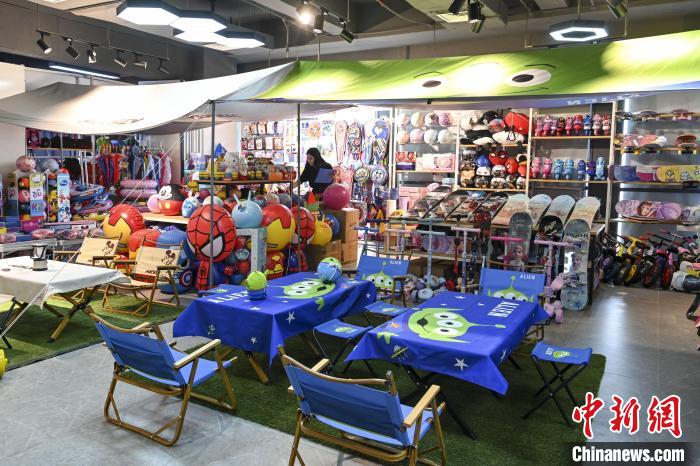 葉偉倫的體育用品公司推出了一系列產(chǎn)品?！￡愺K旻 攝