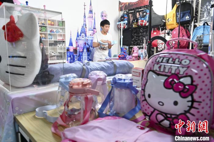 葉偉倫公司員工通過(guò)網(wǎng)絡(luò)直播方式銷售產(chǎn)品?！￡愺K旻 攝