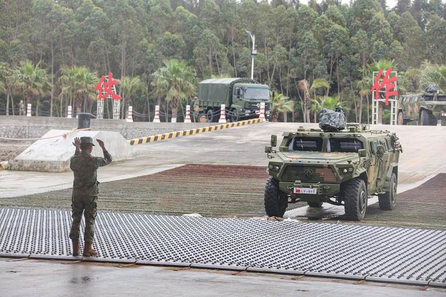 井岡山艦出發(fā)前進(jìn)行車輛裝載。井岡山艦供圖