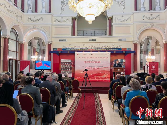 “今日中國”回顧與展望暨“閱讀中國”節(jié)目開播儀式活動現(xiàn)場?！√锉?攝