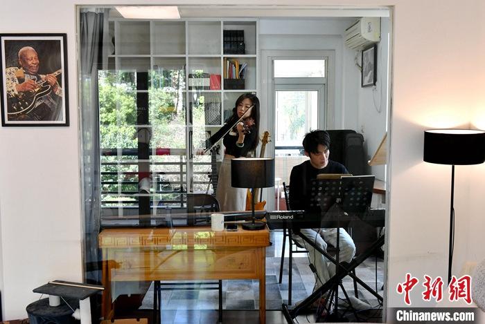 圖為3月10日，林佳臻(左)與張家豪在福建福州租的套房?jī)?nèi)排練。 <a target='_blank' href='/'><p  align=