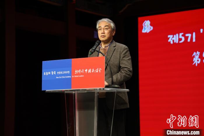 韓國前國務(wù)調(diào)整室長李錫駿致辭?！≈袊v韓國大使館供圖