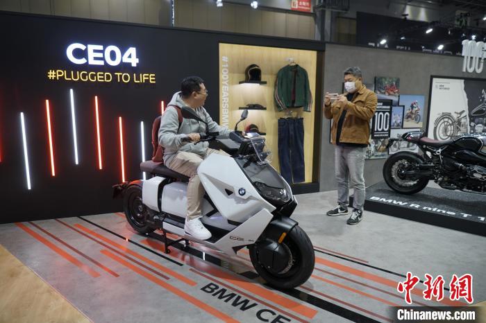 圖為觀眾在展會試駕車輛?！⑿?攝