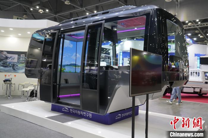 圖為展會上展示的無人駕駛移動出行工具?！⑿?攝
