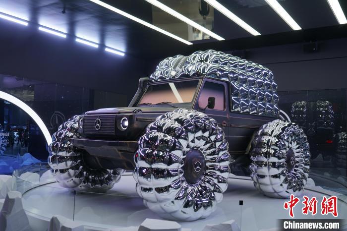 圖為梅賽德斯-奔馳和時尚品牌盟可睞(Moncler)共同設計的“Project MONDO G”?！⑿?攝