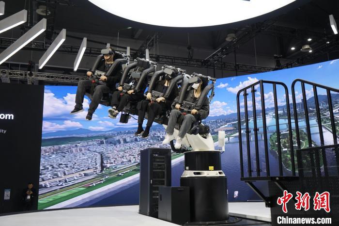 圖為觀眾在展會模擬體驗未來城市空中移動出行方式?！⑿?攝