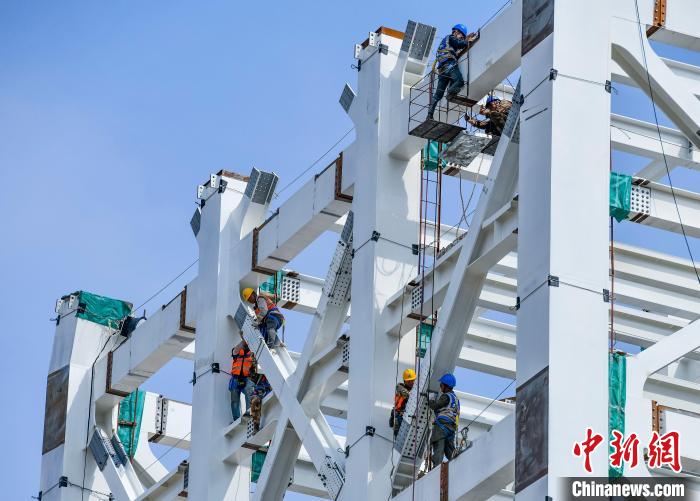 圖為海南商業(yè)航天發(fā)射場(chǎng)1號(hào)工位建設(shè)現(xiàn)場(chǎng)，工人正緊鑼密鼓施工?！●樤骑w 攝