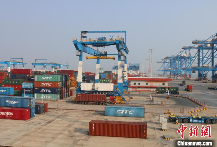 北部灣港欽州自動化集裝箱碼頭?！￡惽锵?攝