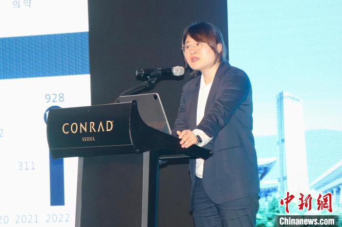 韓國(guó)大韓貿(mào)易投資振興公社外國(guó)投資監(jiān)察辦公室科長(zhǎng)樸金蘭致辭?！∪f佳欣 攝