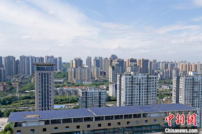 圖為輝騰能源在重慶市九龍坡區(qū)留學(xué)生創(chuàng)業(yè)園屋頂建設(shè)的光伏發(fā)電示范項(xiàng)目?！∈茉L企業(yè)供圖