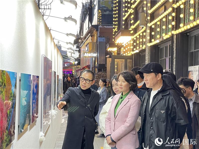 韓國中小風險企業(yè)部長官李永參觀梨泰院街頭藝術展。實習生 許鵬飛攝