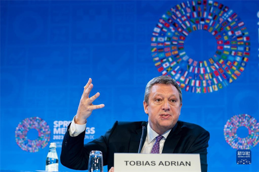 4月11日，在美國華盛頓，IMF貨幣與資本市場部主任托比亞斯·阿德里安出席記者會。新華社記者 劉杰 攝