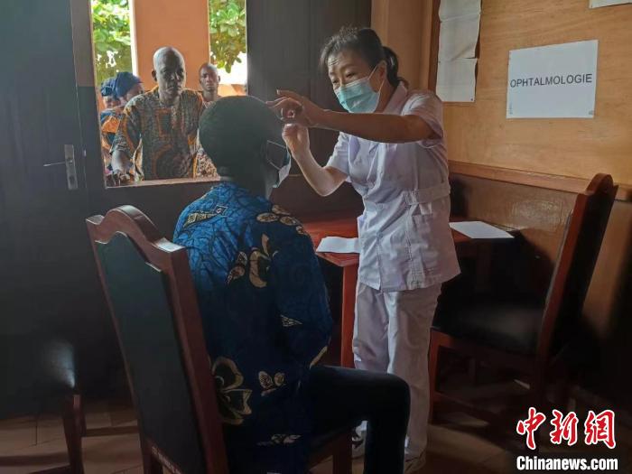 義診現(xiàn)場?！≈袊?寧夏)第26批援貝寧醫(yī)療隊 供圖